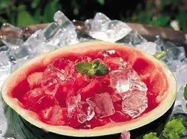 吃冰镇老汉瓜视频,冰镇老汉瓜，清凉一夏的味蕾之旅