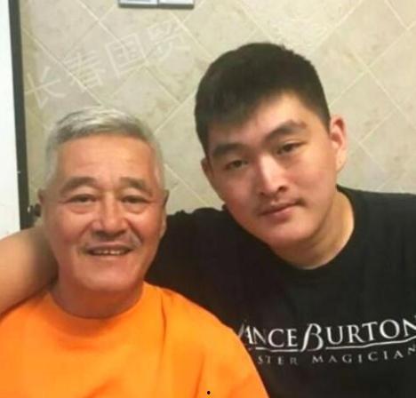 儿子吃瓜父亲吃瓜皮视频,共享吃瓜时光，瓜皮也成趣